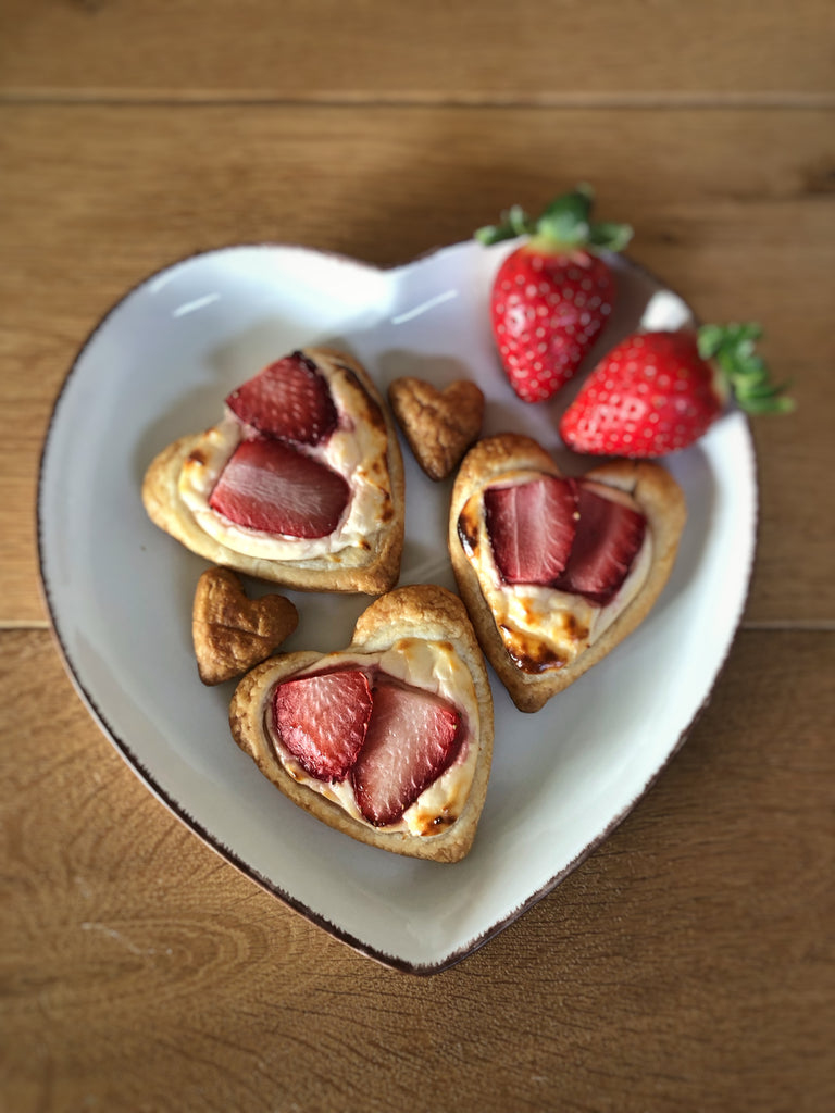 Cocina con Amor: Receta de Tartaleta de hojaldre rellena de queso crema y fresas para San Valentín (por @rratmarin)